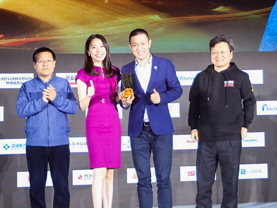前CCTV  NEWS主持人王屹芝(左二)，蔚来汽车创始人李斌(左三)
