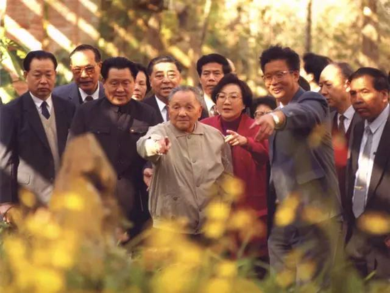 1992年1月19日~23日，邓小平第二次南巡，视察深圳，并发表重要谈话，从根本上明确了中国改革开放的战略方向。
