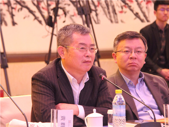国家金融与发展实验室理事长李扬(左)
