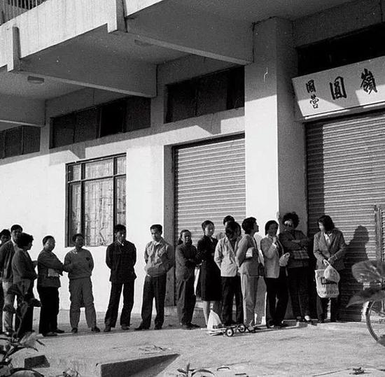 1984年取消粮票前，深圳市民排队在国营园岭粮店前。