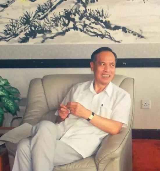 “进不求名,退不避罪,唯民是保,利合于国。”这是李灏最喜欢的《孙子兵法》上的话,也是他内心真实写照。做事既要用勇气,还要有智慧;是斗将,守本分,知进退,有担当——这就是李灏,一个改革者,一个明白人。