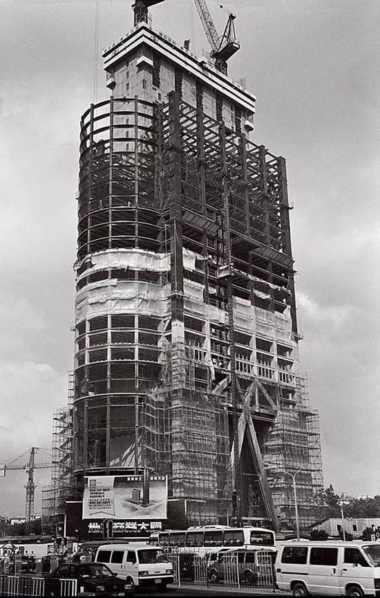 1995年深圳地王大厦主楼封顶，楼高383.95米，创造了当时世界超高层建筑最扁最瘦的记录。