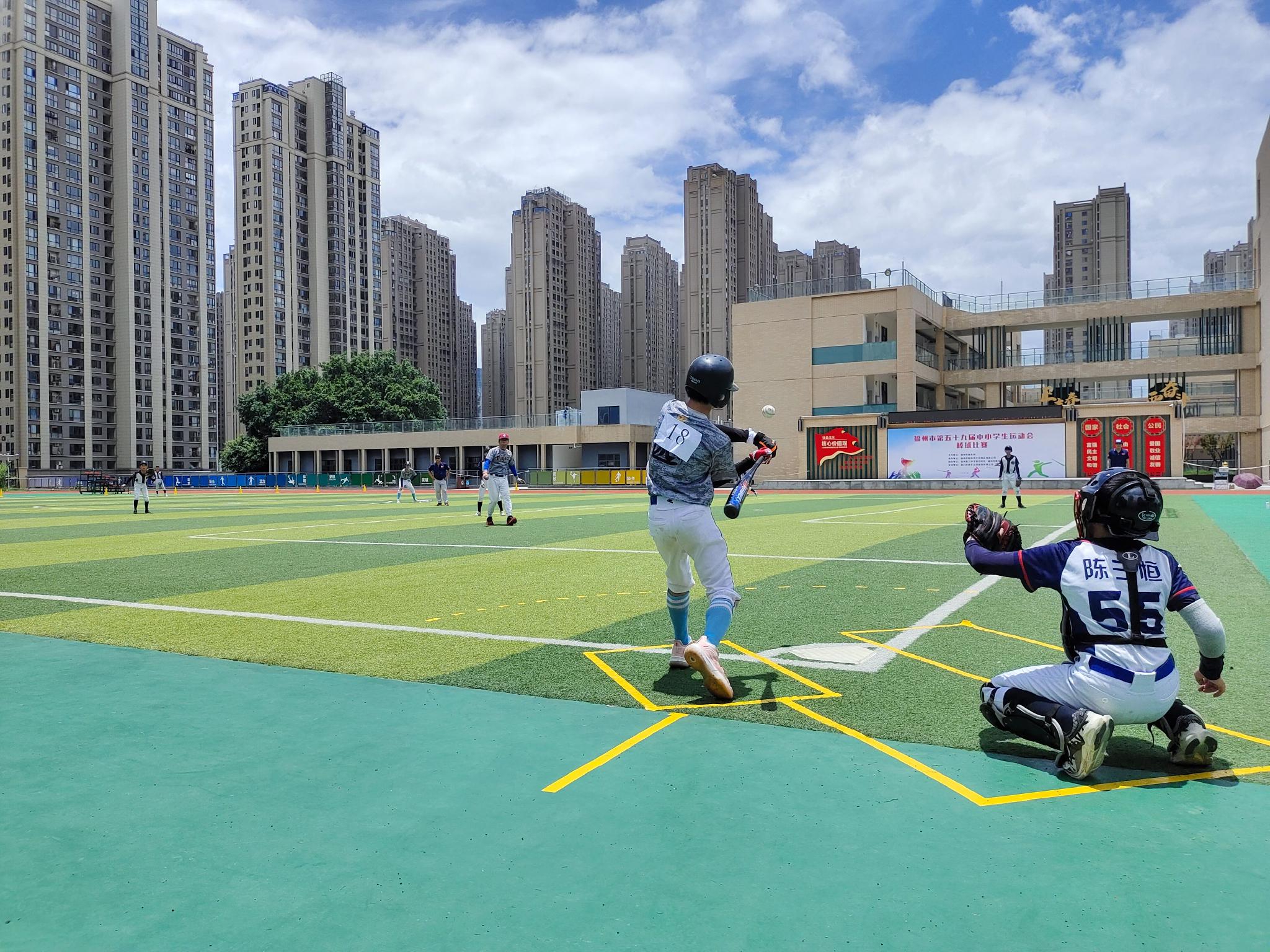 棒球少年在运动场上勇敢挥棒击球