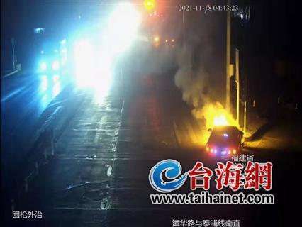 漳州：凌晨撞车起火司机车内呼呼大睡