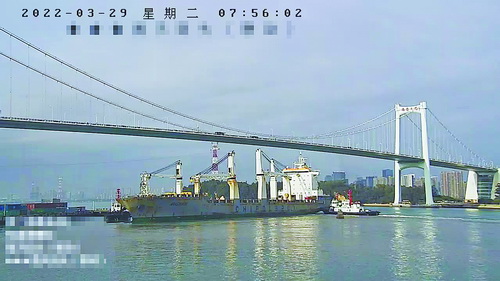 厦门：海沧大桥附近海域 万吨巨轮突然失控