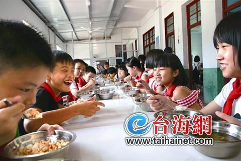 ▲华安大地小学学生在学校食堂就餐