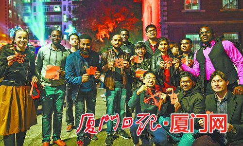 国际学院的留学生们体验了一把剪纸的乐趣。