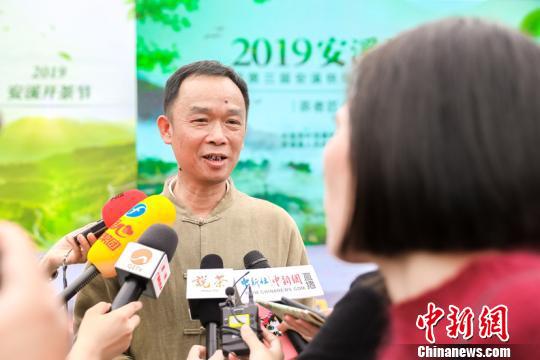 刘金龙?#37038;?#35760;者采访。叶秋云摄