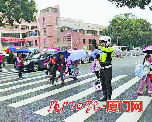 ▲交警支队民警在斑马线疏导交通。