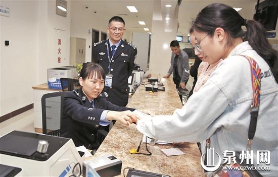 华侨大学重庆籍学生小段更换护照 (陈晓东 摄)