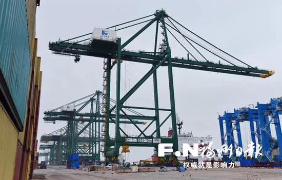 新岸桥顺利上岸。(福州港务集团供图)