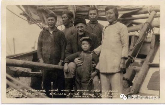 沃德船长一家和中国船员(陈亚元收藏)