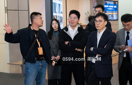 （联发集团董事长王文怀在新青年好房子样板间交流调研。图/现场拍摄）