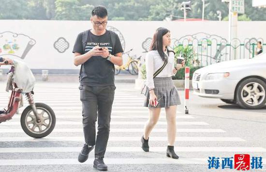 昨日,天气炎热,市民夏装秋装各种“乱穿衣”出行。记者 陈理杰 摄