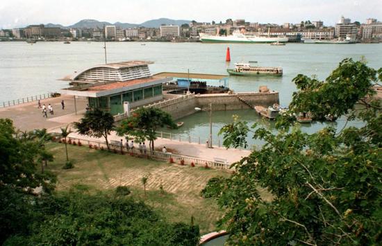 鼓浪屿和厦门岛之间隔着一公里的海峡(俗称鹭江),有轮渡往返其间。这是形似“三角钢琴”的鼓浪屿轮渡码头,因岛上居民酷爱音乐而作此设计(1983年摄)。新华社发(陈武生摄)