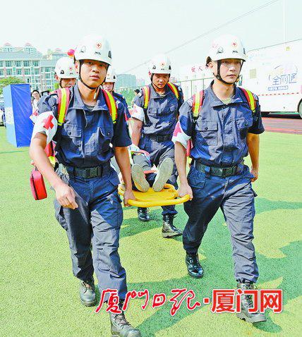 昨日,在城市职业学院防空演练现场,厦门蓝天救援队现场紧急输送伤员。
