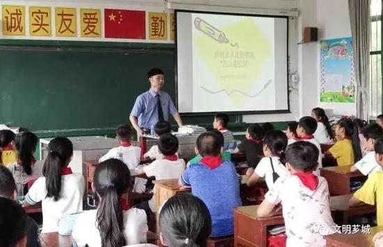 未检干警送法进校园