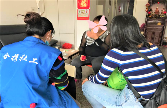 ▲社工入户探访精神障碍残疾人家庭