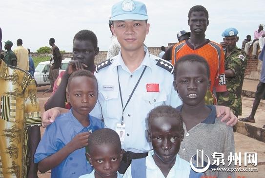 张伟勇与当地孩子合影