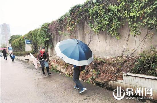 墙基处不少石块掉落