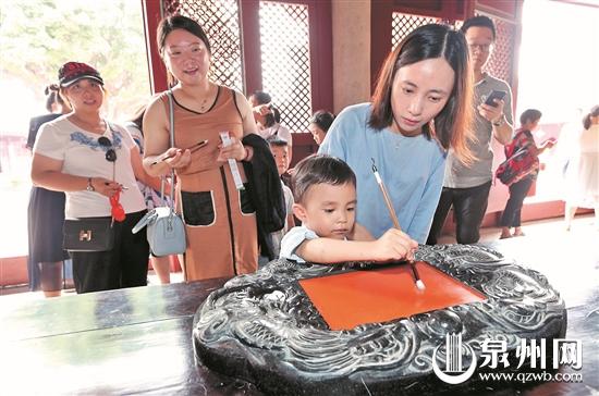 小朋友开笔启智 (陈英杰 摄)