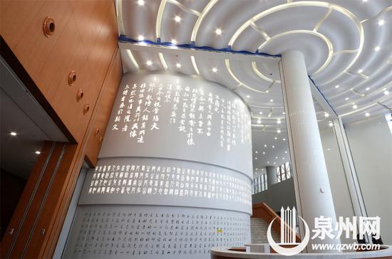 泉州市图书馆(新址)负一层的休息厅内,墙体上的《兰亭集序》吸引眼球。