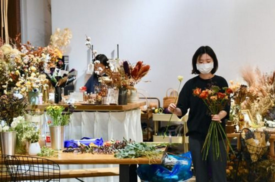 在厦门市湖里区海峡设计文创园,花艺店工作人员在搭配花束(新华社记者 姜克红 摄)