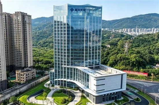 占位城市江滨端头，商务氛围浓郁
