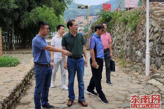 8月15日,南靖土楼巡查组工作人员在土楼景区开展一线巡查工作。