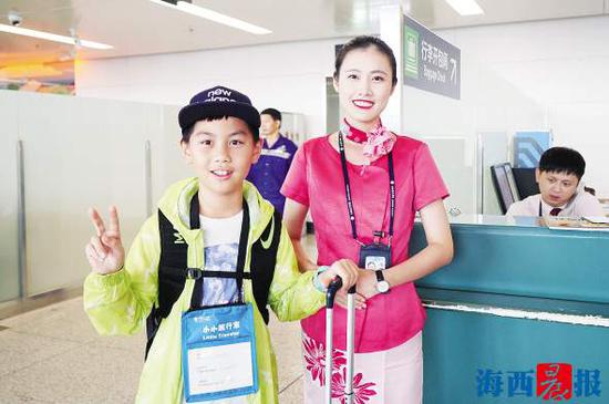 余亦泽和地勤姐姐。记者 雷妤 摄