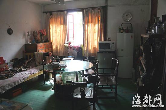 老建筑内,仍保存着不少古旧的家具