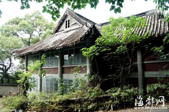 这些老建筑有的闲置荒废,有的则成了药厂用房和工人宿舍