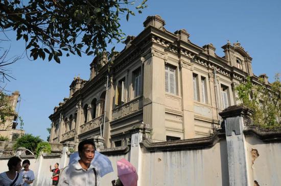 游人经过鼓浪屿著名的黄家花园(2009年9月6日摄)。新华社记者来建强 摄