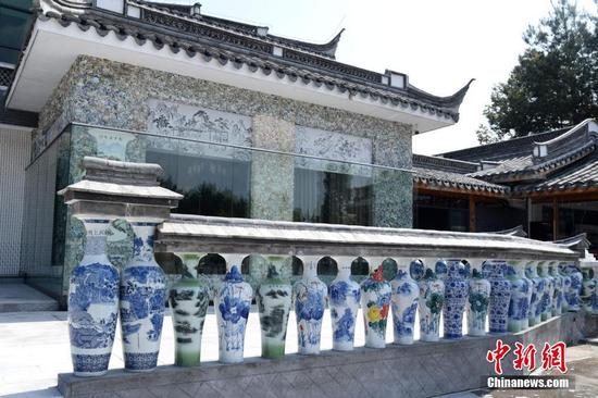 福建德化10万多件古瓷片“拼”成精美瓷房。许华森 摄
