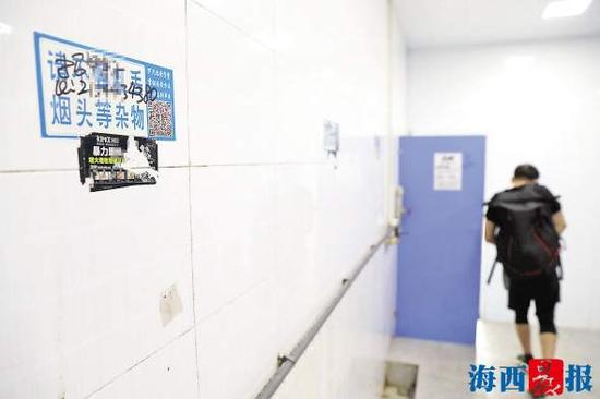 体育中心男公厕墙上被人贴上不文明广告及招聘信息。