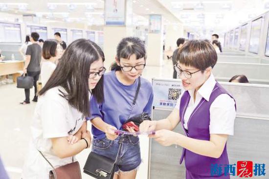 台湾青年认真了解企业招聘条件。记者 陈理杰 摄