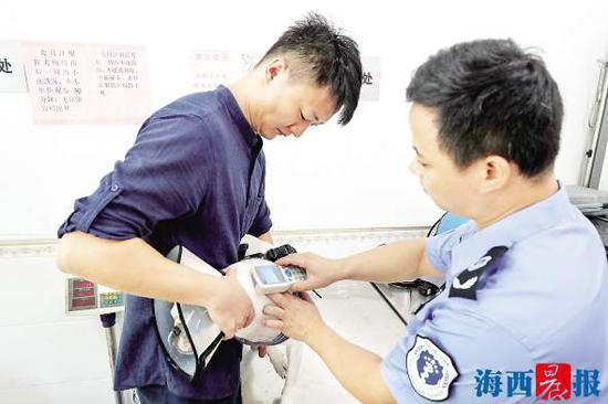 给狗注射微芯片后,工作人员扫码读取微芯片里的信息。