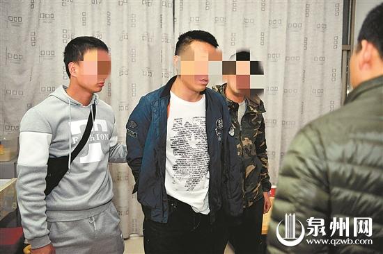 民警抓获涉黑恶嫌疑人(左二)