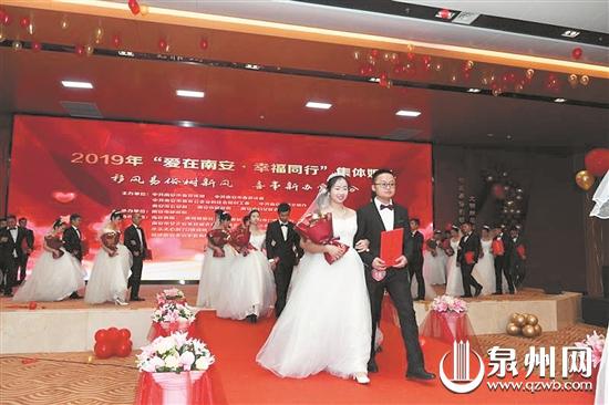 70对新人共走红毯,响应移风易俗,避免铺张浪费。