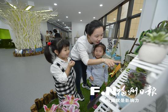 幼儿们在老师指导下,观察?#21442;錚鲜?#22823;自然。