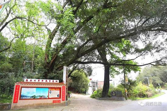 ▲红色革命基点村东肖隘头村村口景观