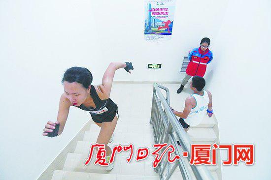 选手奋力登楼。(本报记者?#32622;?#40511;摄)