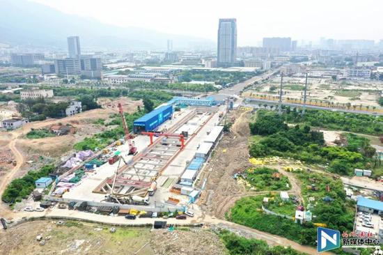 航拍封顶现场 叶义斌 摄