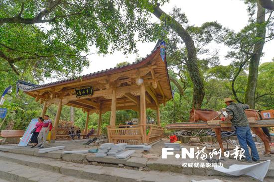 正在施工中的半山亭。记者 池远 摄