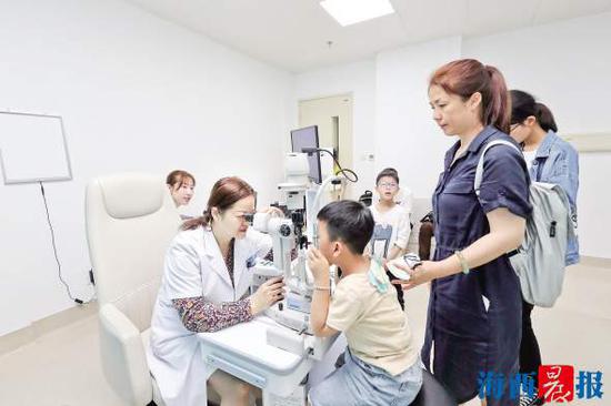 眼科中心五缘院区开业首日,医生在认真给市民看诊。