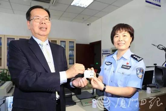 去年9月,厦门第一批台湾居民居住证在湖里区金山派出所制发。