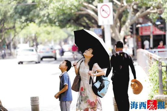 ▲灰喜鹊的叫声让路人充满好奇。