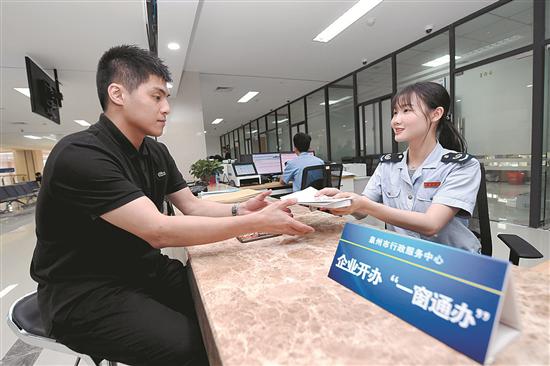 近年来,泉州落实简政放权,持续改善营商环境。图为市行政服务中心近日启动的企业开办“一窗通办”服务。(新华)