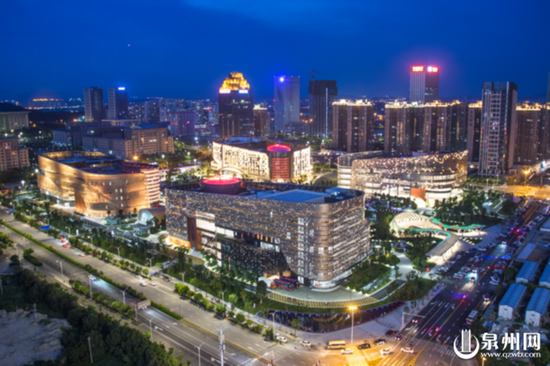 30日晚,泉州市公共文化中心正式亮灯。陈起拓 摄