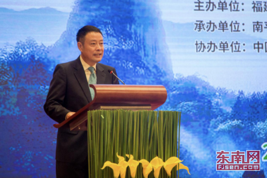 上图为中国气象局气象服务首席、中央电视台天气预报节目主持人宋英杰主持发布会